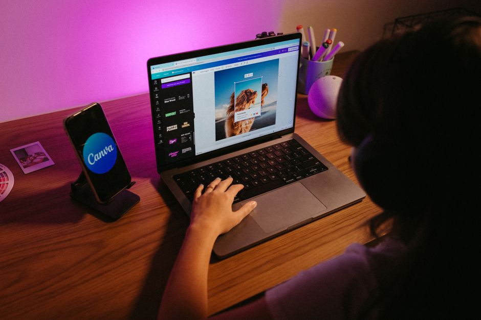 Adolescente trabalhando em design gráfico usando o laptop em casa com ferramentas criativas.